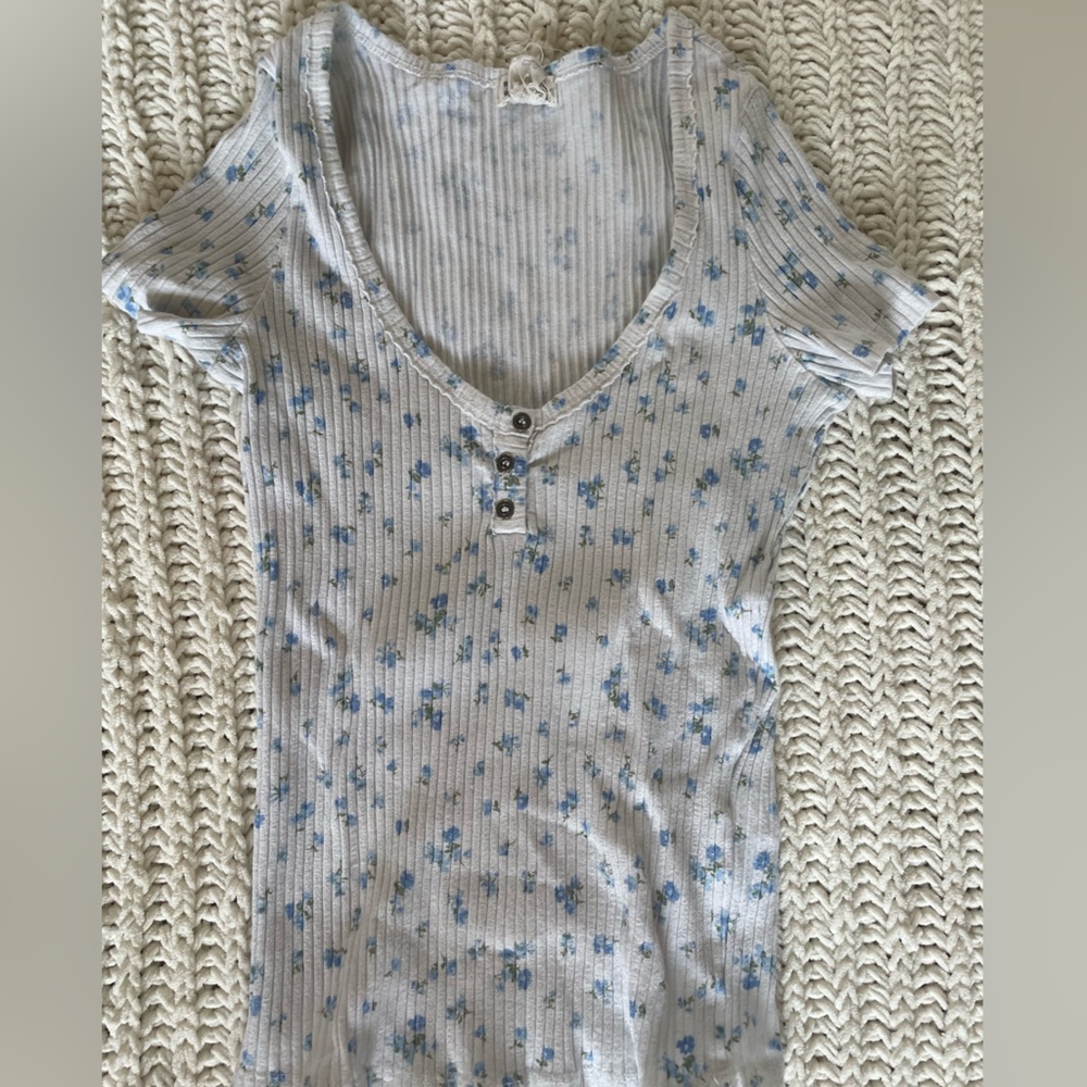 pretty white ribbed too with blue flowers